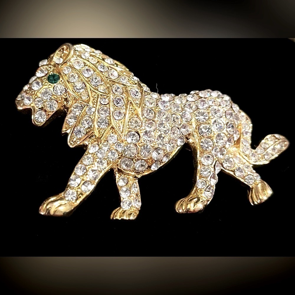 Rhinestone lion brooch​​​​